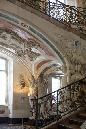 Foto de Bruhl, Renania del Norte-Westfalia, Alemania 10.3.2022: El Palacio de Augustusburg es un complejo histórico de edificios. espacioso castillo interior - Imagen libre de derechos