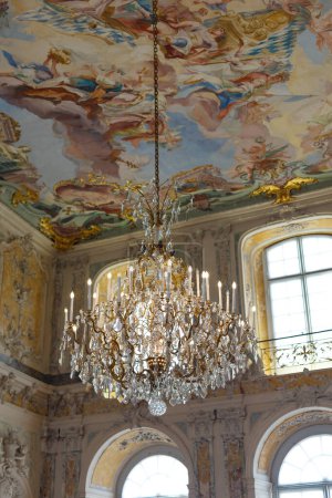 Téléchargez les photos : Brhl, Rhénanie-du-Nord-Westphalie, Allemagne 10.3.2022 : Le palais d'Augustusburg, lustre à l'intérieur du château - en image libre de droit
