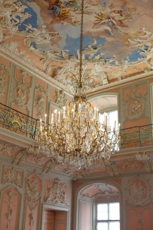 Foto de Bruhl, Renania del Norte-Westfalia, Alemania 10.3.2022: Palacio de Augustusburg, lámpara de araña en el interior del castillo - Imagen libre de derechos