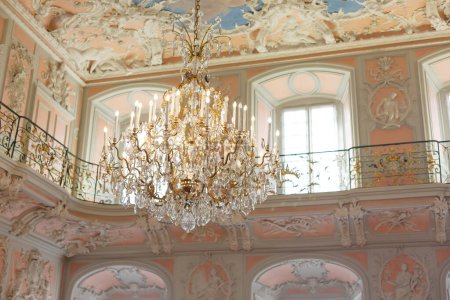 Foto de Bruhl, Renania del Norte-Westfalia, Alemania 10.3.2022: Palacio de Augustusburg, lámpara de araña en el interior del castillo - Imagen libre de derechos