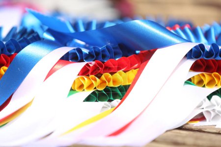 Téléchargez les photos : Pile of horse sport trophies rosettes at equestrian event at summertime outdoors - en image libre de droit