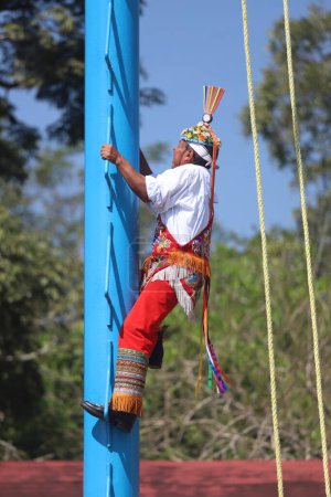 Foto de El Tajín, Ciudad Prehispánica, MÉXICO - 02 DE FEB DE 2024. Voladores de Papantla Flyers realiza un antiguo ritual de totonaca a Dioses de El Tajín, el 02 de febrero de 2024 en El Tajín Veracruz México - Imagen libre de derechos