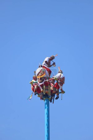Foto de El Tajín, Ciudad Prehispánica, MÉXICO - 02 DE FEB DE 2024. Voladores de Papantla Flyers realiza un antiguo ritual de totonaca a Dioses de El Tajín, el 02 de febrero de 2024 en El Tajín Veracruz México - Imagen libre de derechos