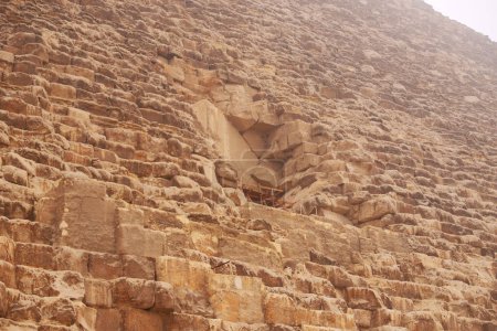Kairo, Ägypten - 05. Oktober 2023. Foto der Großen Pyramide aus einer interessanten Perspektive an einem nebligen Morgen in Gizeh, Kairo