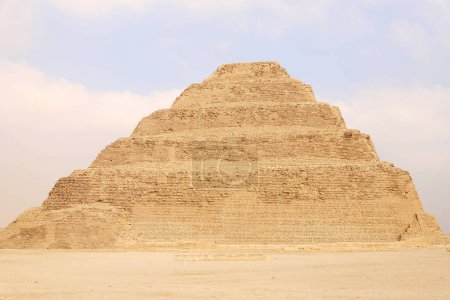 Blick auf die Stufenpyramide von Djoser in Sakqqara Ägypten an einem nebligen Morgen unter Wolken