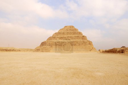 Blick auf die Stufenpyramide von Djoser in Sakqqara Ägypten an einem nebligen Morgen unter Wolken