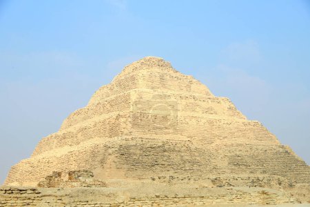 Vista panorámica de la pirámide escalonada de Djoser en Saqqara Egipto en una mañana brumosa bajo las nubes