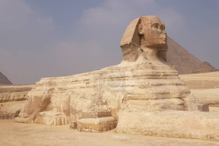 Die Sphinx mit der großen Pyramide lugt hinter ihrer Schulter hervor. Gizeh Kairo Ägypten Afrika