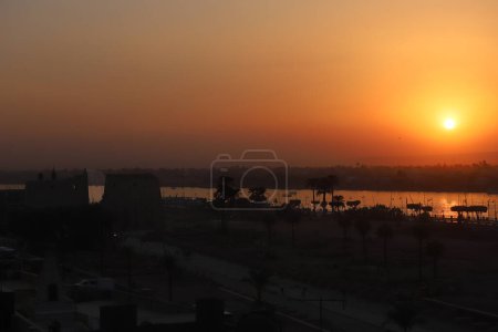 Einzigartiger Sonnenuntergang in Luxor Assuan Ägypten. Schöner Sonnenuntergang über dem Nil