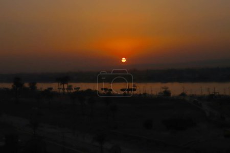 Puesta de sol única en Luxor Asuán Egipto. Hermosa puesta de sol sobre el río Nilo