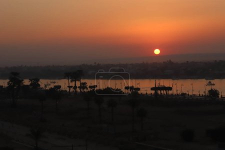 Coucher de soleil unique à Louxor Assouan Egypte. Beau coucher de soleil sur le Nil