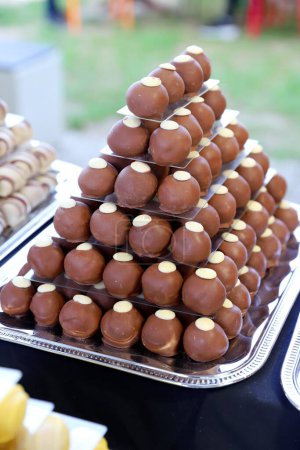 Schokoladen-Marzipan-Bonbons füllten verschiedene Geschmacksrichtungen. Süße Kugeln als Pyramide für Sle in einer Konditorei
