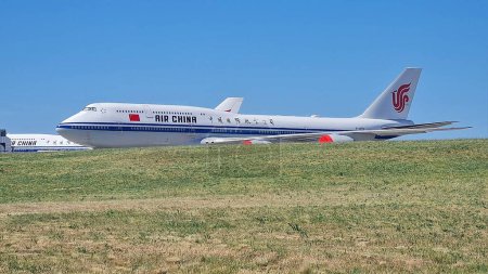 Foto de Budapest, Hungría - 8 de mayo de 2024: Air China Boeing 747-400 B-2472 avión de pasajeros con presidente chino a bordo aterrizando en el aeropuerto Liszt Ferenc de Budapest. - Imagen libre de derechos