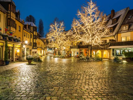 Téléchargez les photos : Lumières de Noël de Nuremberg illuminant pavé et toute la rue la nuit, Allemagne - en image libre de droit