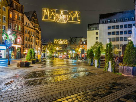 Téléchargez les photos : Lumières de Noël dans la rue de Nuremberg la nuit, Allemagne - en image libre de droit