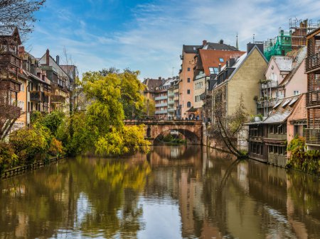 Téléchargez les photos : Beaux bâtiments de village et pont Karls sur la rivière Pegnitz à Nuremberg, Allemagne.tif - en image libre de droit
