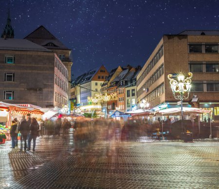 Foto de Mercado de Navidad de Nuremburg y farolas, Nuremburg, Alemania - Imagen libre de derechos