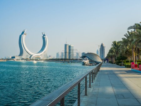 Téléchargez les photos : Promenade du parc Lusail et bâtiments à Doha, Qatar - en image libre de droit