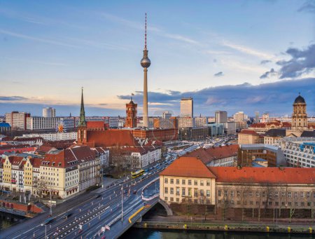 Téléchargez les photos : Ville de Berlin sur un après-midi chargé pendant le coucher du soleil d'hiver, Allemagne - en image libre de droit