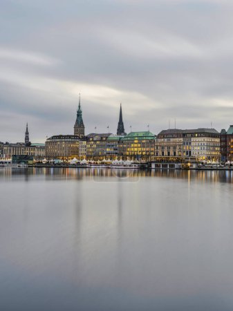 Téléchargez les photos : Hambourg centre-ville sur le lac Binnenalster après le coucher du soleil pendant Noël, Allemagne - en image libre de droit