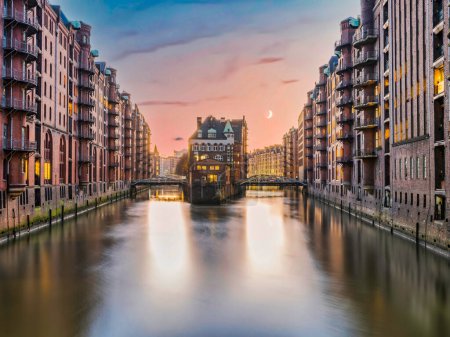 Téléchargez les photos : Vue à longue vue du quartier de l'entrepôt Speicherstadt, Hambourg, illuminé après le coucher du soleil, Wandrahmsfleet, Allemagne - en image libre de droit
