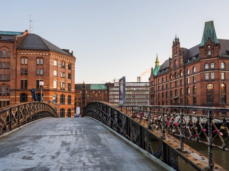 Téléchargez les photos : Bâtiments historiques en brique rouge et pont routier sur St Annenfleet à Hambourg, Allemagne - en image libre de droit