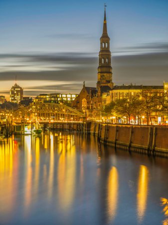 Téléchargez les photos : Tour Hauptkirche St. Katharinen et réflexion des lumières de la ville sur Zollkanal, Hambourg, Allemagne. - en image libre de droit