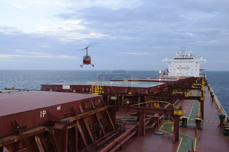Téléchargez les photos : Helicopter yet to land on cargo ship - en image libre de droit