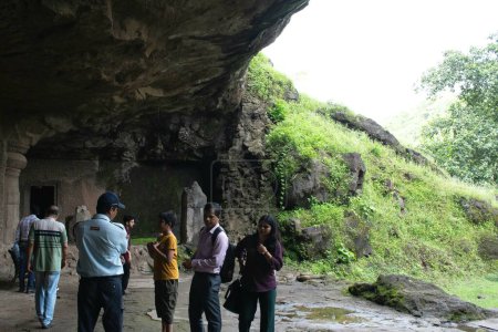 Foto de Cueva del elefante, navi mumbai, maharashtra, India - 12 de agosto de 2023: los turistas se reunieron en una de las antiguas cuevas religiosas - Imagen libre de derechos