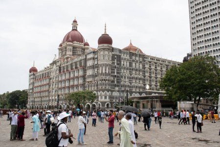 Foto de Taj mahal palace hotel, mumbai, India - 12 de agosto de 2023: un emblemático hotel de 5 estrellas cerca de la puerta de entrada de la India - Imagen libre de derechos