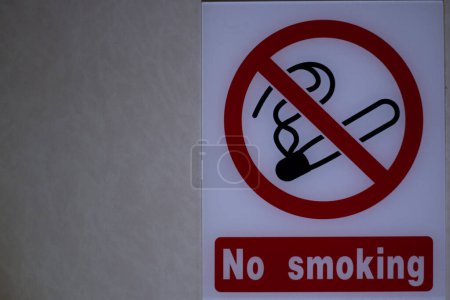 Téléchargez les photos : Symbole d'interdiction de fumer sur la cloison comme signe d'avertissement - en image libre de droit
