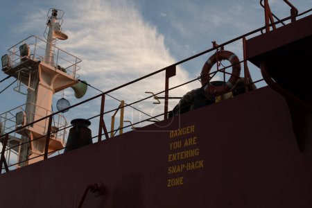 Téléchargez les photos : Zone de la tête de gaillard du navire de charge avec texte d'avertissement de la zone de danger de refoulement sur cloison - en image libre de droit