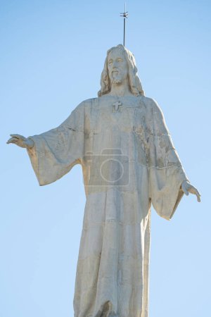 Téléchargez les photos : Le Christ du Cerro de los Angeles à Getafe, Sacré-Cœur de Jésus, lors d'une journée ensoleillée au ciel bleu - en image libre de droit