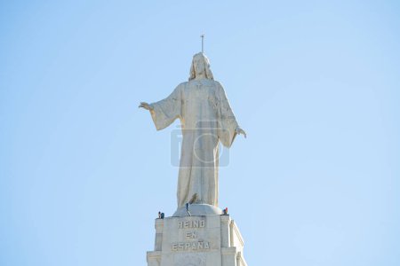 Téléchargez les photos : Le Christ du Cerro de los Angeles à Getafe, Sacré-Cœur de Jésus, lors d'une journée ensoleillée au ciel bleu - en image libre de droit