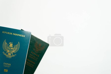 Téléchargez les photos : Passeport actuel et ancien de l'Indonésie sur fond blanc - en image libre de droit