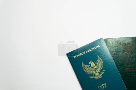 Téléchargez les photos : Passeport actuel et ancien de l'Indonésie sur fond blanc - en image libre de droit