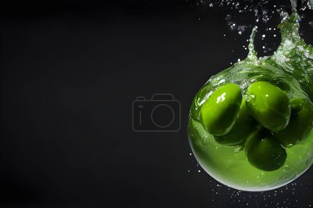 Téléchargez les photos : Healthy Fresh Olives with a Splash of Water - en image libre de droit