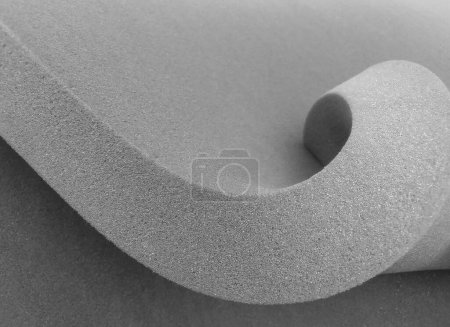 Foto de Material de esponja de espuma gris gruesa. hoja de textura de estilo curvo - Imagen libre de derechos