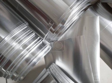 Foto de Pila de metal de aluminio industrial. trozos pequeños - Imagen libre de derechos