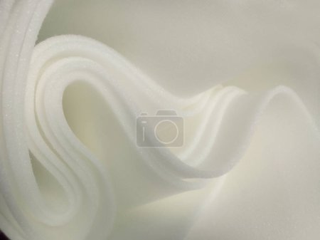 Téléchargez les photos : Rouleau de mousse blanche mince éponge. feuille simple de matériau de texture de style courbé - en image libre de droit