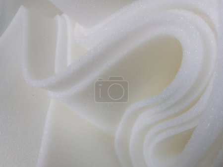 Téléchargez les photos : Rouleau de mousse blanche mince éponge. feuille simple de matériau de texture de style courbé - en image libre de droit