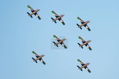 Téléchargez les photos : PAYERNE, SWITZERLAND - SEPTEMBER 6: Flight of Al Fursan aerobatic team from UAE in close formation on AIR14 airshow in Payerne, Switzerland on September 6, 2014 - en image libre de droit