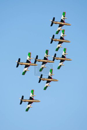 Téléchargez les photos : PAYERNE, SWITZERLAND - SEPTEMBER 6: Flight of Al Fursan aerobatic team from UAE in close formation on AIR14 airshow in Payerne, Switzerland on September 6, 2014 - en image libre de droit