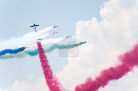 Téléchargez les photos : PAYERNE, SWITZERLAND - SEPTEMBER 7: Al Fursan aerobatic team performs trick on AIR14 airshow in Payerne, Switzerland on September 7, 2014 - en image libre de droit