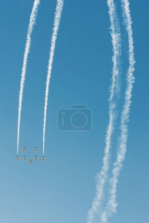 Téléchargez les photos : PAYERNE, SWITZERLAND - SEPTEMBER 7: Flight of Al Fursan aerobatic team from UAE in close formation on AIR14 airshow in Payerne, Switzerland on September 7, 2014 - en image libre de droit