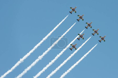 Téléchargez les photos : PAYERNE, SWITZERLAND - SEPTEMBER 7: Flight of Al Fursan aerobatic team from UAE in close formation on AIR14 airshow in Payerne, Switzerland on September 7, 2014 - en image libre de droit
