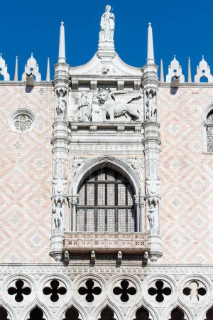 Foto de Facade and balcony of Doge's palace in Venice, Italy - Imagen libre de derechos