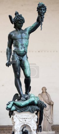 Téléchargez les photos : Statue of Perseus slaying Medusa - Loggia del Lanzi (Piazza della Signoria), Firenze, Italy - en image libre de droit