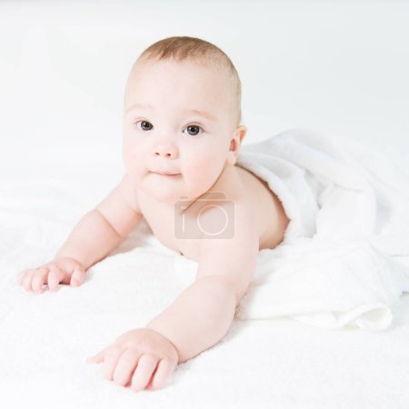 Téléchargez les photos : Joyeux petit bébé en serviettes blanches après la baignoire - en image libre de droit