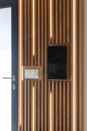 Téléchargez les photos : Mur avec lattes brunes en bois dans le couloir de la maison moderne - en image libre de droit